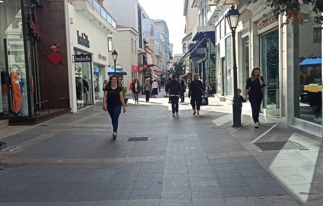 ΧΑΛΚΙΔΑ: Γιατί εξαφανίζονται τα δένδρα από τον πεζόδρομο της Αβάντων;