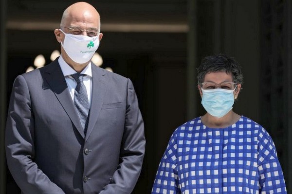Ο Νίκος Δένδιας υποδέχθηκε με μάσκα του Παναθηναϊκού την Ισπανίδα υπουργό Εξωτερικών