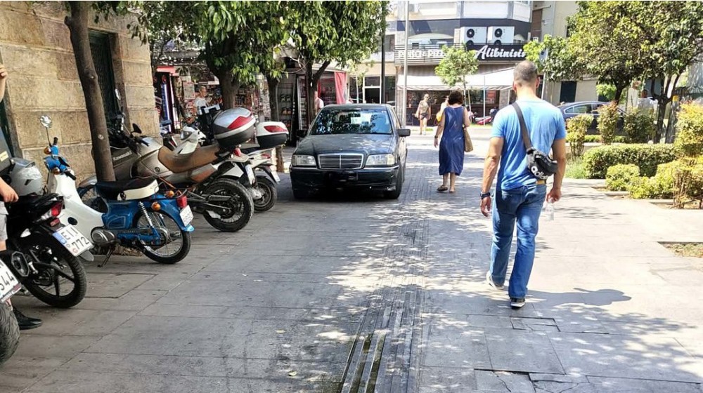 ΧΑΛΚΙΔΑ: Πεζόδρομος μόνο... στα χαρτιά δίπλα στο Δικαστικό Μέγαρο