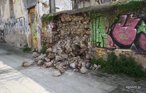 Κατέρρευσε ο τοίχος, χάλασε και το γκράφιτι