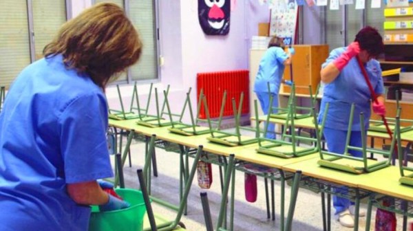 Στα ...κάγκελα οι σχολικές καθαρίστριες μετά την απόφαση για ολιγόωρη απασχόληση στα σχολεία