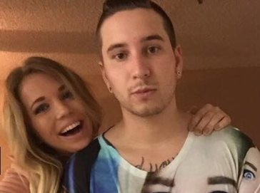 Έφτιαξε ειδική μπλούζα για τον φίλο της για να μην τον πλησιάζουν άλλες γυναίκες