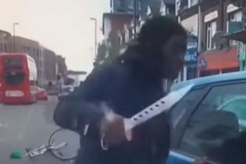 Φοβερή αντίδραση ποδηλάτη, όταν ένας οδηγός του έκλεισε τον δρόμο (VIDEO)