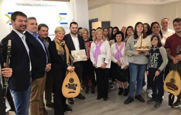 Άκουσε τα κάλαντα στη Λαμία ο Φάνης Σπανός