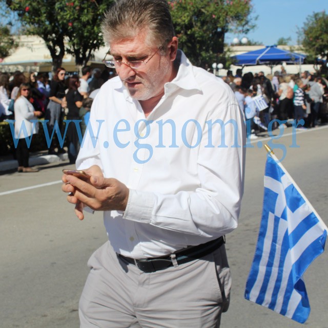 «Παρέλασε» λόγω παιδιού ο Βαγγέλης Πιτσινής