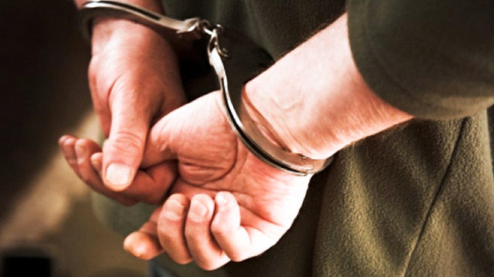 52χρονος κυκλοφορούσε γυμνός έξω από Δημοτικό σχολείο