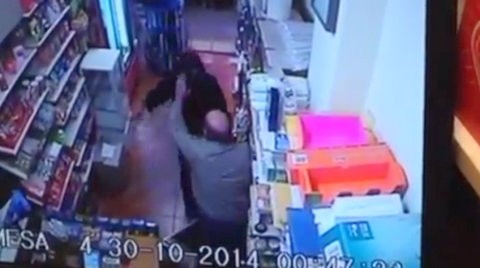 Ατρόμητος ψιλικατζής ανάγκασε σε φυγή ένοπλο ληστή (βίντεο)