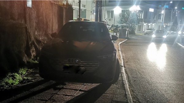 ΧΑΛΚΙΔΑ: Παρκάρισμα πάνω στο πεζοδρόμιο λίγα μέτρα πιο μακριά από το Λιμεναρχείο