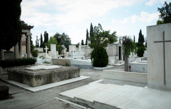 ΧΡΙΣΤΟΥΓΕΝΝΙΑΤΙΚΗ ΤΡΑΓΩΔΙΑ: Άντρας αυτοκτόνησε στον τάφο της μητέρας του