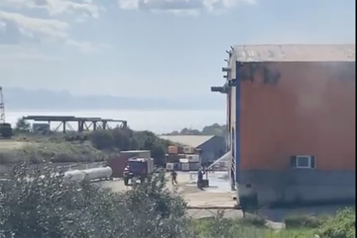 ΑΛΙΒΕΡΙ: Υπό έλεγχο τέθηκε η φωτιά στο γαλβανιστήριο