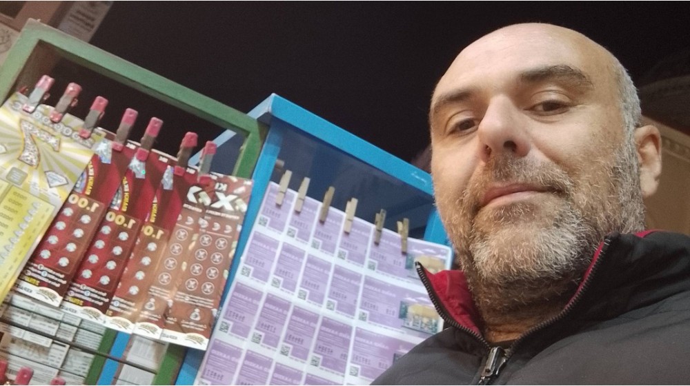 Με συγκίνηση ο λαχειοπώλης Βασίλης Μυλωνάς αποχαιρέτησε οριστικά τον πεζόδρομο της Αβάντων