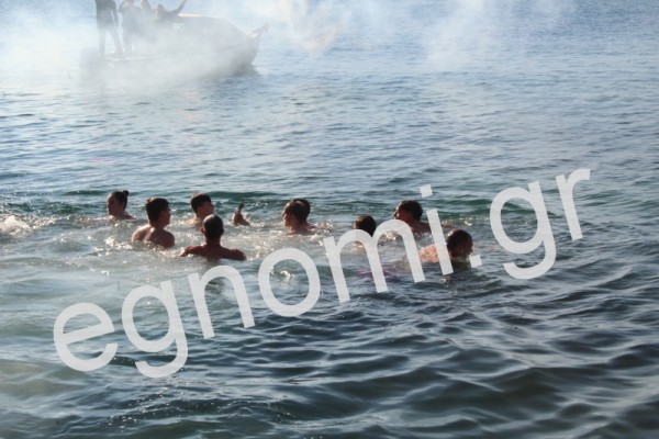 ΘΕΟΦΑΝΕΙΑ ΕΡΕΤΡΙΑ: Αρκετοί νέοι βούτηξαν στο λιμάνι για το σταυρό