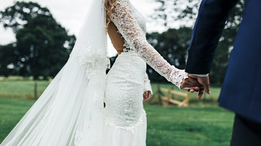 Ιερέας διέκοψε τον γάμο για τα ρούχα της κουμπάρας: Πήγαινε ντύσου κι έλα