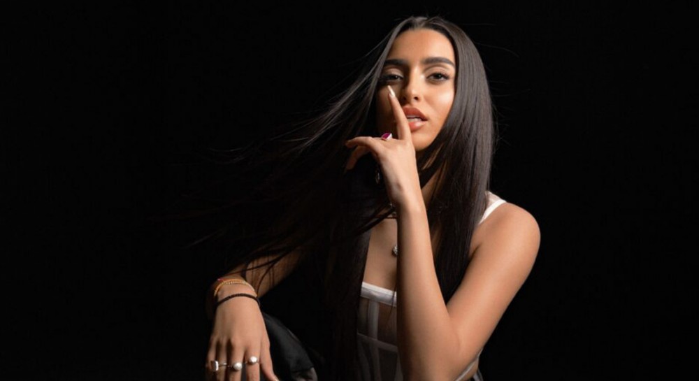 Η όμορφη Αναστασία τα σπάει με το νέο της τραγούδι (Video)