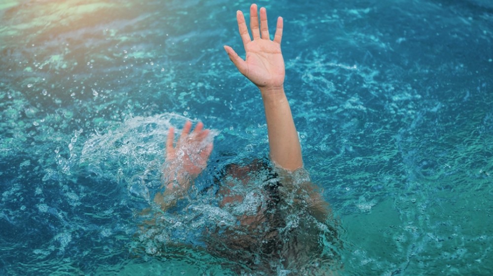 ΚΕΡΚΥΡΑ: Ταξιτζής έσωσε γυναίκα από πνιγμό