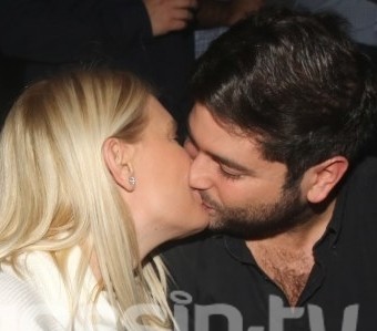 Παθιασμένα φιλιά της Άρτεμις Αστεριάδη με το νέο αμόρε