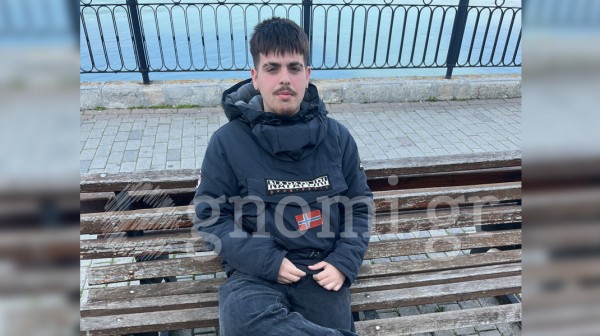 Ο Φώτης ακολουθεί τη νέα τάση της μόδας με ελαφρώς ξυρισμένα φρύδια