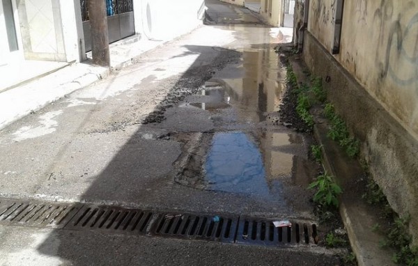 ΧΑΛΚΙΔΑ: Διαρροή νερού στην οδό Τομαρά εδώ και 10 μέρες και η ΔΕΥΑΧ ... κοιμάται