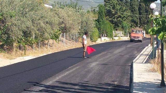 Άσφαλτος στο δρόμο Αμαρύνθου-Γυμνό