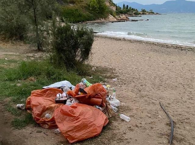 Το καλοκαίρι φεύγει και μένουν τα σκουπίδια στις πλαζ της Χαλκίδας