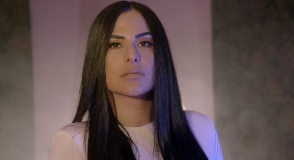 ΗΛΙΑΝΝΑ ΖΕΡΒΑ: Κάνει θραύση με το τραγούδι ...Μην ανάβεις το φως (Video)