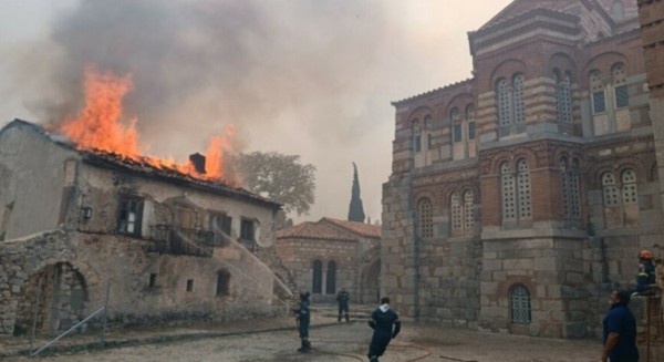 Καίγεται η Μονή του Οσίου Λουκά στη Βοιωτία