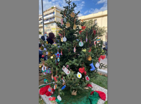 ΧΑΛΚΙΔΑ: Χριστουγεννιάτικο Δένδρο της Αποδοχής στην πλατεία της Αγοράς