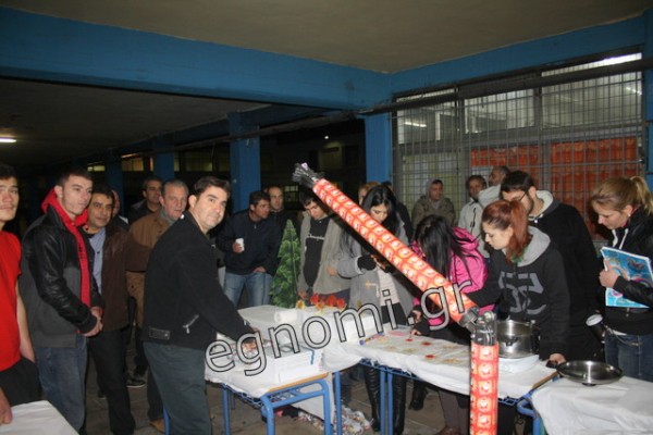 Ο Μιχάλης μοίρασε καραμέλες με τη καρμελομηχανή του!
