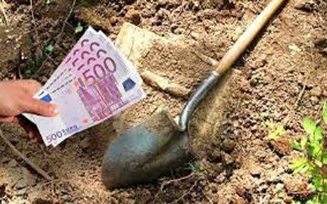 «Εθαψε» 500ευρα για να μην τα κλέψουν αλλά ...βρήκε τον μπελά του