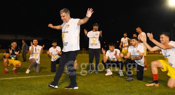 ΑΡΤΑΚΗ: Ο Γιάννης Βαγιάννης χόρεψε ζεϊμπέκικο με την κούπα του πρωταθλητή (VIDEO)
