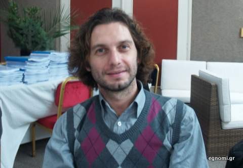 Eφτιαξε δέντρο-τρίγωνο και αστέρι πορτοκαλί