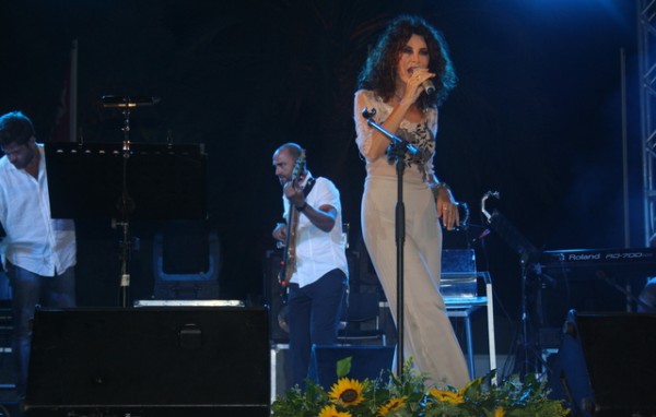 Δυνατά - δυνατά υποδέχτηκαν 2.500 θεατές την Αρβανιτάκη