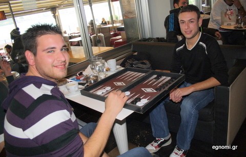 Καφεδάκι και ταβλάκι για τον Γιώργο και τον Μάνο