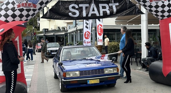 Γέμισε η Χαλκίδα ιστορικά αυτοκίνητα