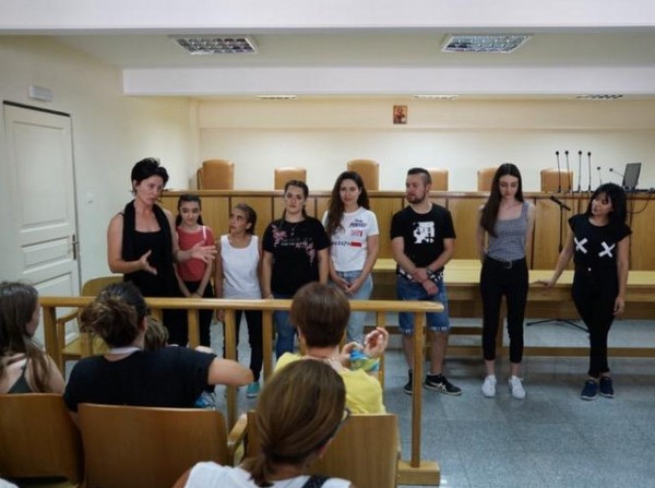 Παράσταση - σφηνάκι από το Θέατρο Χαλκίδας  και την Εταιρεία Προστασίας Ανηλίκων Χαλκίδας