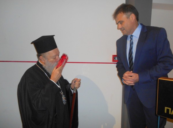 ΧΑΛΚΙΔΑ - ΠΑΡΑΣΤΑΣΗ ΚΡΑΤΟΥΜΕΝΩΝ: Χειροποίητα δώρα σε τρεις επίσημους προσκεκλημένους