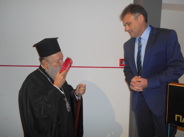 ΧΑΛΚΙΔΑ - ΠΑΡΑΣΤΑΣΗ ΚΡΑΤΟΥΜΕΝΩΝ: Χειροποίητα δώρα σε τρεις επίσημους προσκεκλημένους
