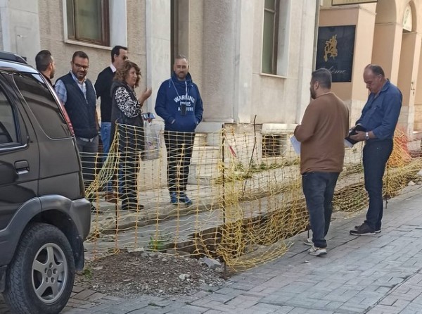ΧΑΛΚΙΔΑ: Κλείνει το χαντάκι της οδού Πλατανιώτη - Θα τοποθετηθεί τζάμι σε μικρό τμήμα του