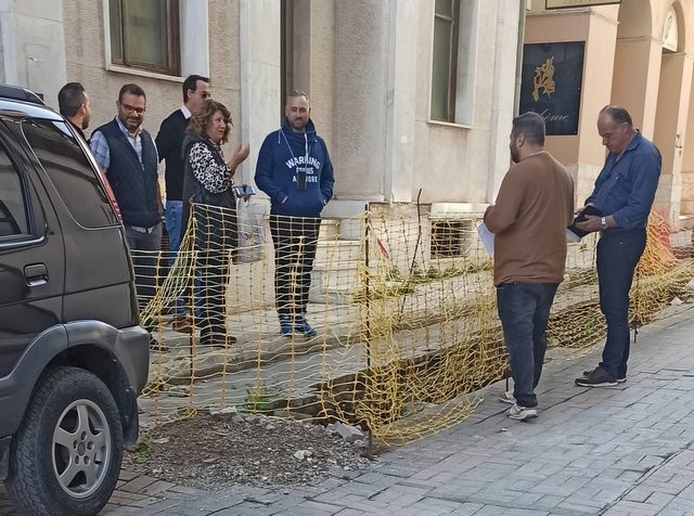 ΧΑΛΚΙΔΑ: Κλείνει το χαντάκι της οδού Πλατανιώτη - Θα τοποθετηθεί τζάμι σε μικρό τμήμα του