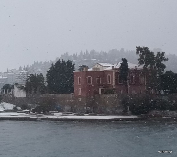 Σε λευκό κλοιό και το Κόκκινο Σπίτι στη Χαλκίδα (ΦΩΤΟ)
