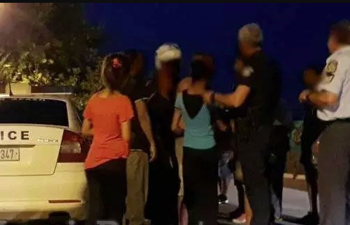 Ξαδέλφια έπαιξαν ξύλο για μια γυναίκα