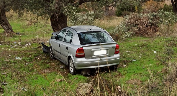 ΑΛΙΒΕΡΙ: Αυτοκίνητο καρφώθηκε σε δέντρο