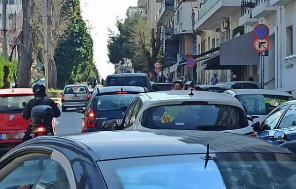 ΧΑΛΚΙΔΑ: Όργιο διπλοπαρκαρίσματος στη λεωφόρο Βενιζέλου το πρωί της Παρασκευής