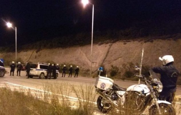 Οπαδοί της Λάρισας πέταξαν πέτρες και τραυμάτισαν δύο αστυνομικούς στη Λαμία