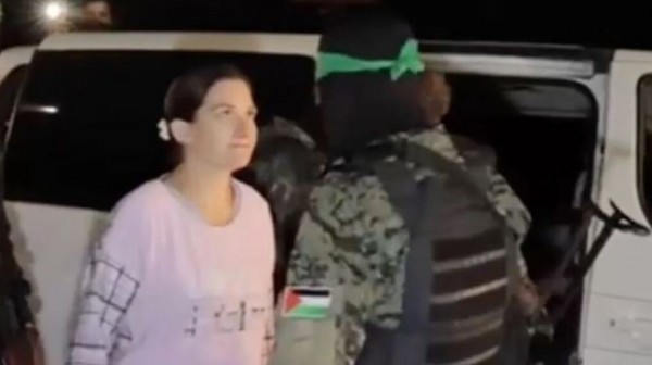 Η στιγμή που 36χρονη όμηρος κοιτά κατάματα τρομοκράτη της Χαμάς