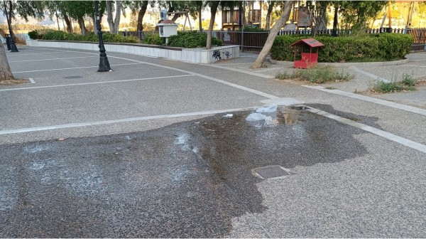 ΧΑΛΚΙΔΑ: Τρέχουν τα παιδιά ... τρέχουν και τα νερά στην παιδική χαρά