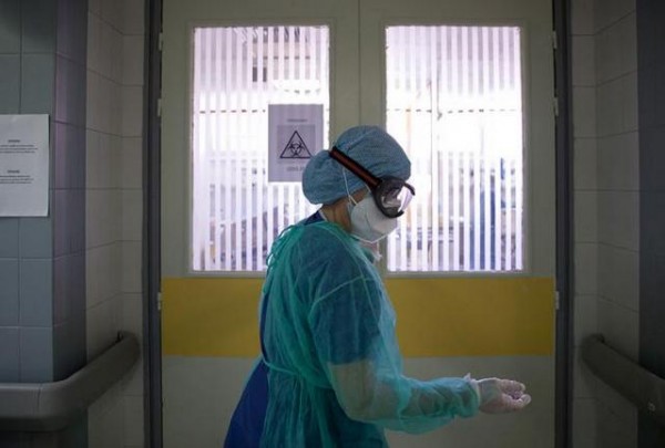 Κορωνοϊός: Μητέρα στην Θεσσαλονίκη πέθανε σε ΜΕΘ δίπλα στο διασωληνομένο παιδί της