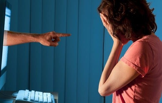 Εκβίαζαν 33χρονη με δυσφημιστικά σχόλια στο διαδίκτυο