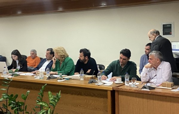 Η Βάκα ...πέταξε τη μπάλα στην εξέδρα για την τραγική αποτυχία στη διαχείριση των απορριμμάτων