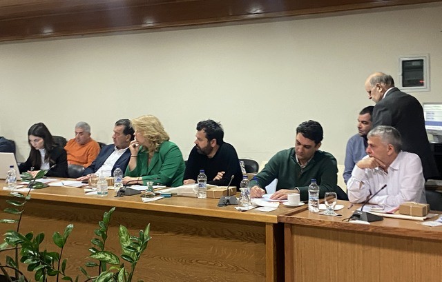 Η Βάκα ...πέταξε τη μπάλα στην εξέδρα για την τραγική αποτυχία στη διαχείριση των απορριμμάτων